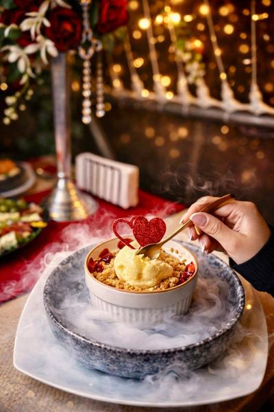 Desertul Iubirii-Crumble Cald cu Căpșuni și Înghețată Fină de Vanilie